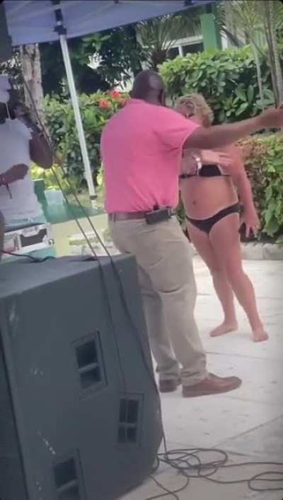 Karen goes to a Caribbean island, does not like Caribbean music 😕