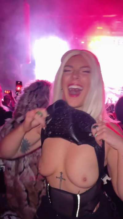 How I show my friends I’m having a great time ;)