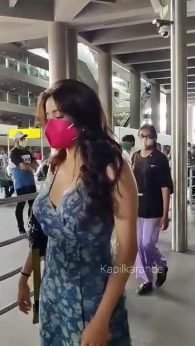Janhvi Kapoor enjoying the attention at the airport