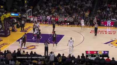 [Highlight] LeBron James absorbs the contact and hits the difficult shot, but the referees don't count it