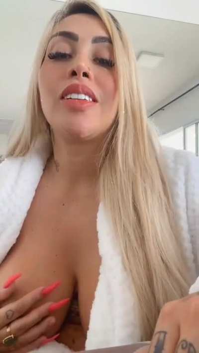 Juju Ferrari deixa as tetas escaparem …