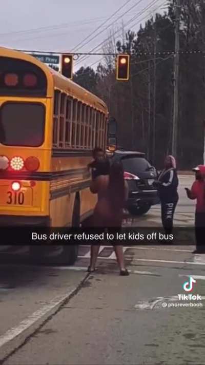 Bus driver refuses to let children off the bus. Parents and children freakout. (Dallas, Georgia, US)
