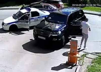 Police never arrive on t...