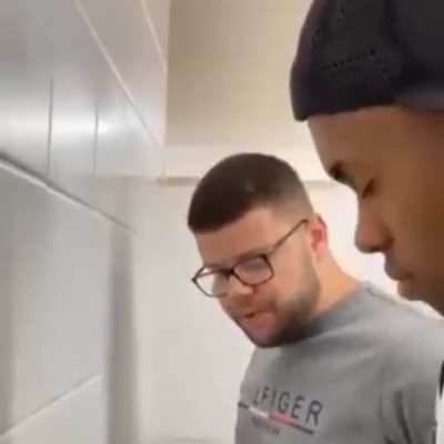 Doa e Jojo no banheiro