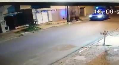 Patrulla de policia tratando de nismear a un pobre globo