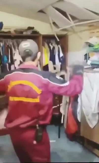 Man manages to capture snake that was on the roof.