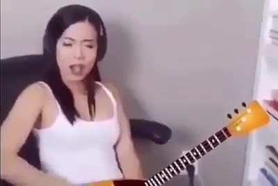 Teyzen böyle saz çalmayı nereden öğrendi ?
