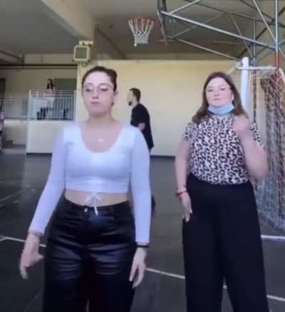En fb, pobre chica, no se burlen de la desgracia ajena, le mando todas mis bendiciones. En Reddit, puro madrazo, me cagué de la risa, balón que madrea a balón tiene100 años de perdón