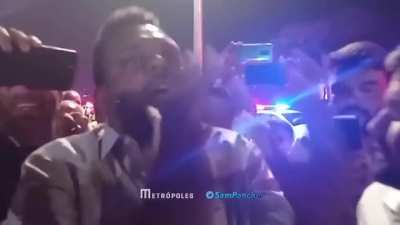 Agora: Deputado Otoni de Paula tenta convencer manifestantes acampados em Brasília a deixar o local após audiência com Jair Bolsonaro . Parlamentar disse que esteve com o presidente e que ele afirmou que agirá “na hora certa”. “O que é mais forte? O povo 