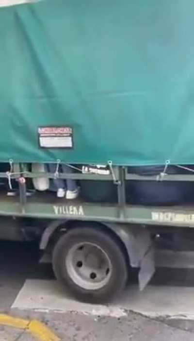 el polo obrero llevando a su gente como si fuera ganado JAJAJAJAJAJA, ex pais.