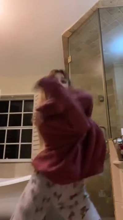 Sophia Twerkin'