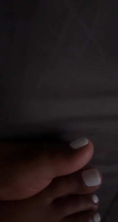 My girl don’t think she got pretty toes what y’all think