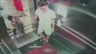 Дверь дверью вышибают