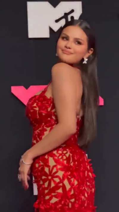 Queen Selena looking fabulous 