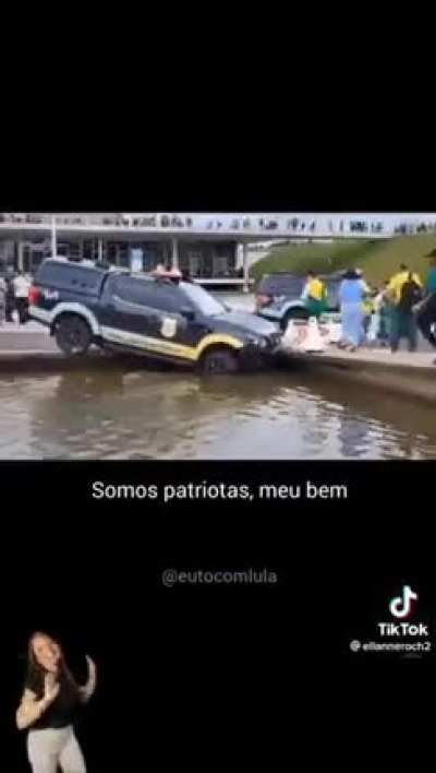 Novo hit do carnaval: meninos na Papuda, meninas na Coméia