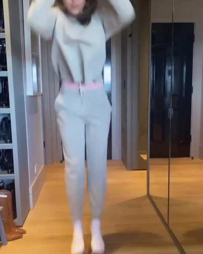 I love to watch Jessica Alba's MILF tits bounce