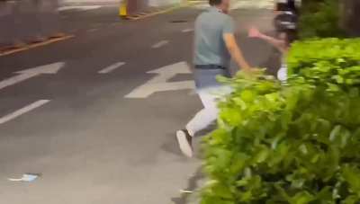 男子下跪道<wbr>歉还拿着高<wbr>跟鞋敲打，<wbr>然后反击将<wbr>女子击倒…