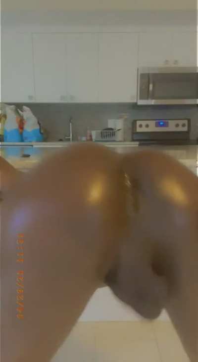 Oily twerk