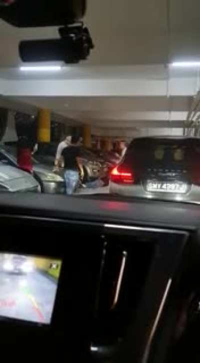 1 tank overpowers 3 guys, knocks one out cold (Singapore)