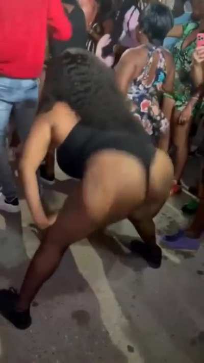 Shake that 🍑 (@thickbadd)