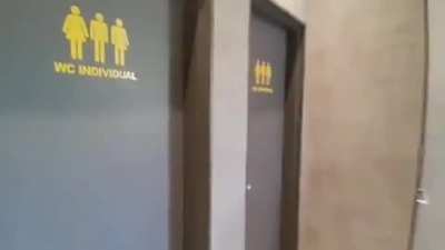 A karen de Bauru dando chilique ao descobrir que os banheiros do McDonald's são iguais ao de todas as casas.