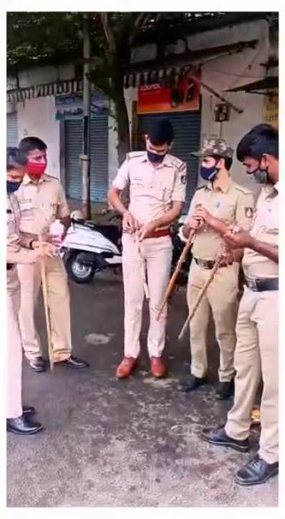 Many Indian states are going into lockdown again, police are preparing 