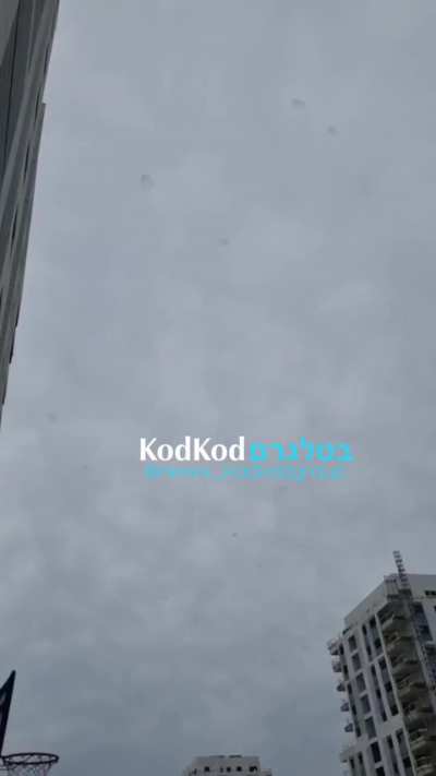 [LOUD SIREN WARNING] Over 30 missiles were launched from Gaza to central Israel, very nice footage of some of Iron Dome's interceptions (No casualties; Sorry about watermark, not mine)