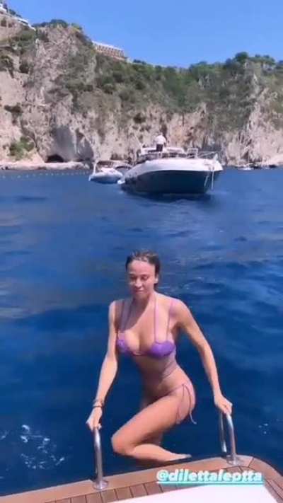 La Nostra Dea in acqua