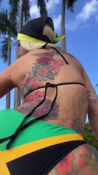 Cardi B: Bikini
