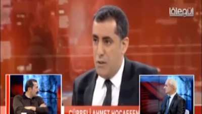 Şu videoyu sonuna kadar dikkatle izleyin. Ateistler dinimizle dalga geçiyor diye köpüren Müslü<wbr>manla<wbr>r... Bu adamlar dininizi oyuncak etmiş. Birde kendi söylediğini inkar edip başkasına iftira atıyor. Peygamber kaba işeyip yatağın altına koyuyor? Ulan bunu 
