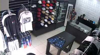 Thief tries to steal with owner in store