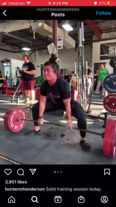 Woman pisses herself while deadlifting and apparently does so regularly