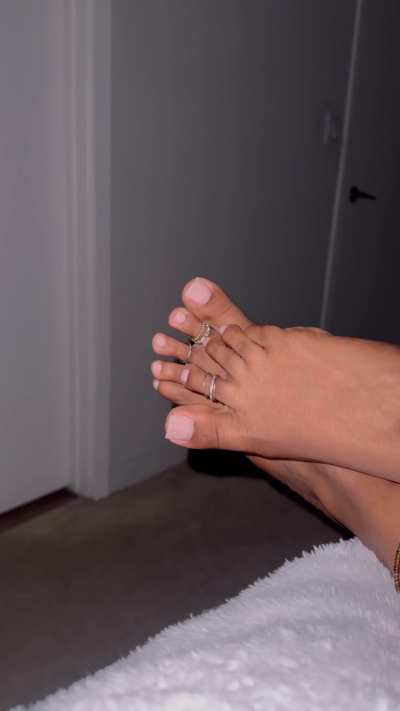 Open up, I want to put my toes in your mouth