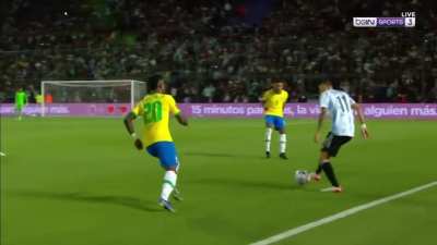 Di Maria nutmegs Vini Jr