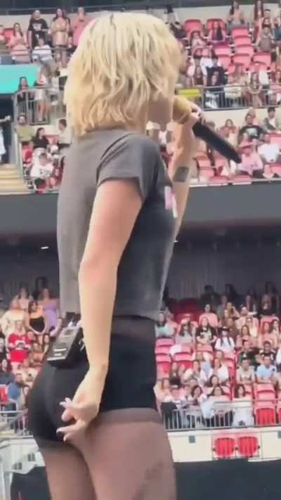 The way she moves her sexy body is too good🥵🥵