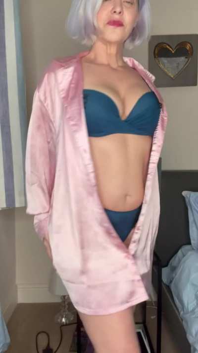Any older men into me?