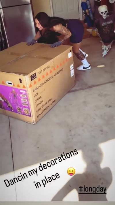 erika_m_33 moving boxez (Hoopz sis o.f. is playpeeking)