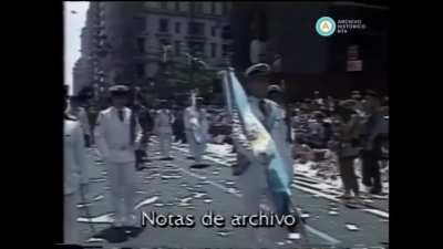 Archivo historico: personal de la Fuerza Aérea y la Armada desfilando en Nueva York tras la Guerra del Golfo Persico, 1991.