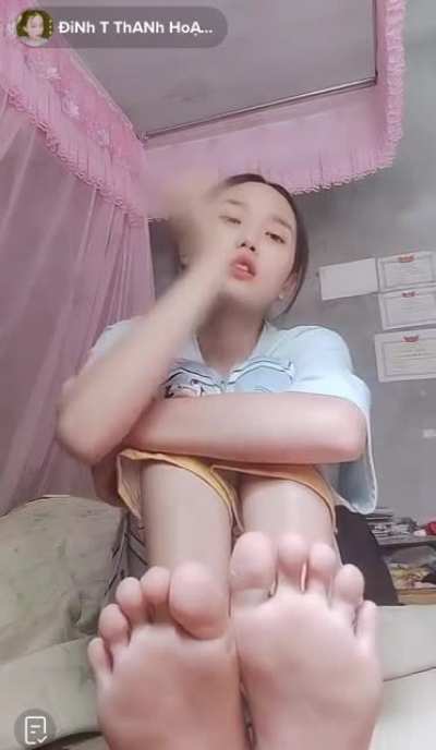 9 minutes of pure feet by @thanh_hoatt on TikTok live. She is still live.