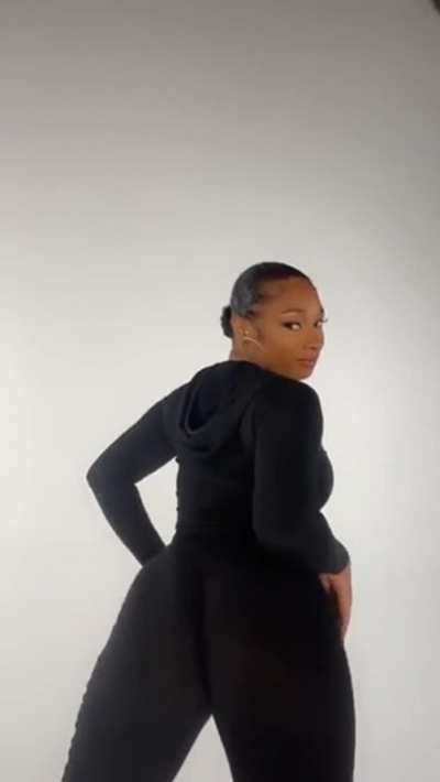 I wanna anal dp her huge jiggly booty