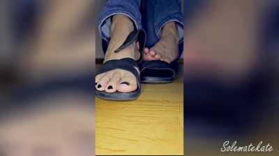 Presenting my black toes 😏👣