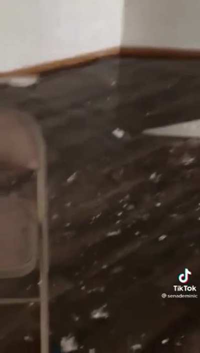 А в Техасе неожиданно узнали что от низких температур, трубы замерзают и лопают