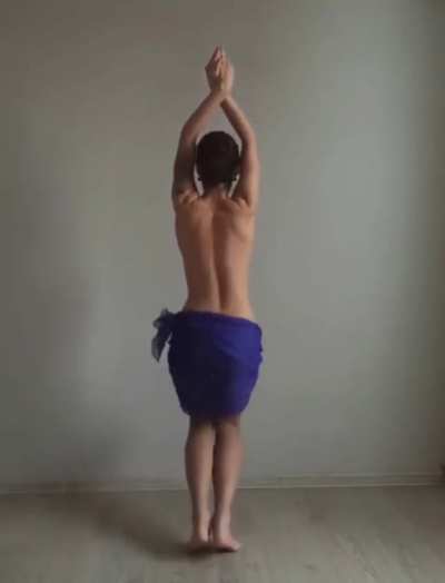 Belly Dancer Kiril Razvlecaetsya