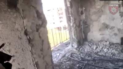 Ukrainian soldiers engage in urban combat in Toretsk. [music from source]