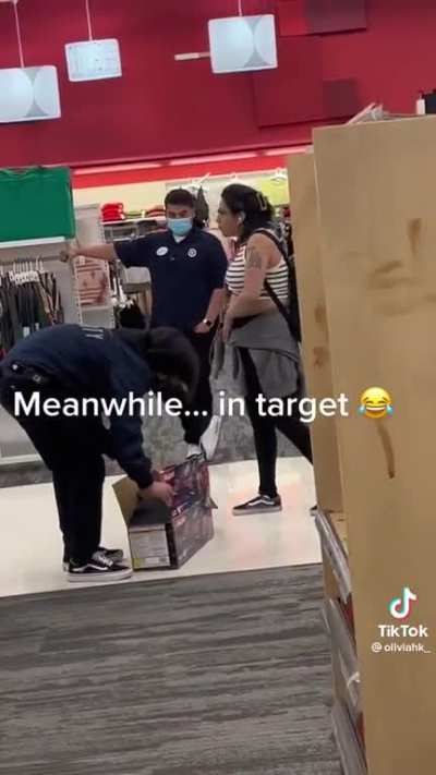 Karen at target thinks she can open large electronics before buying
