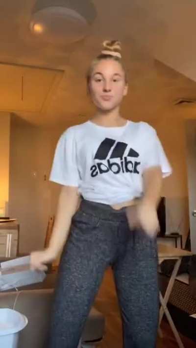 TikTok: @bria<wbr>nnani<wbr>colee<wbr>e__ // Age: 18 // Damn ok 😳🎂