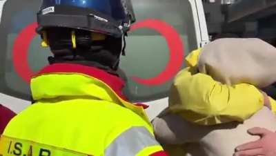 A Turkish woman thanks the German rescuers who saved her sister from the rubble days later