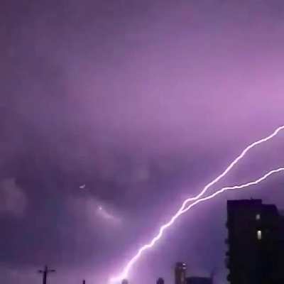 🔥 Ground-to-cloud lightning fills the sky over Burleigh Heads, Australia