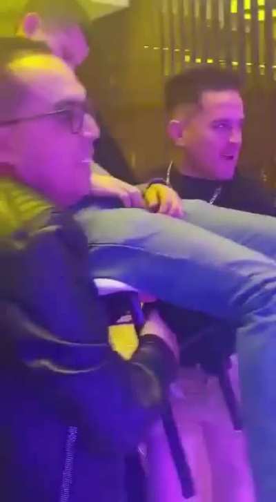 A young man who attended his company's traditional Christmas inn won the raffle that took place during the party. Unable to stand up due to excessive drinking, his companions decided to carry him onto his chair to receive the gift.