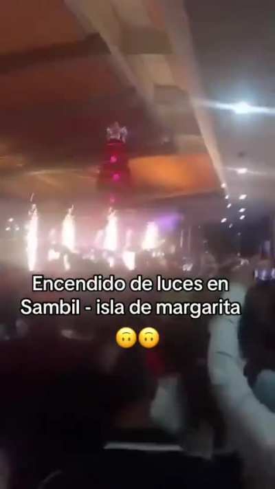Así fue el encendido de luces en el Sambil de Margarita. Solo duró 1 minuto porque se fue la luz.
